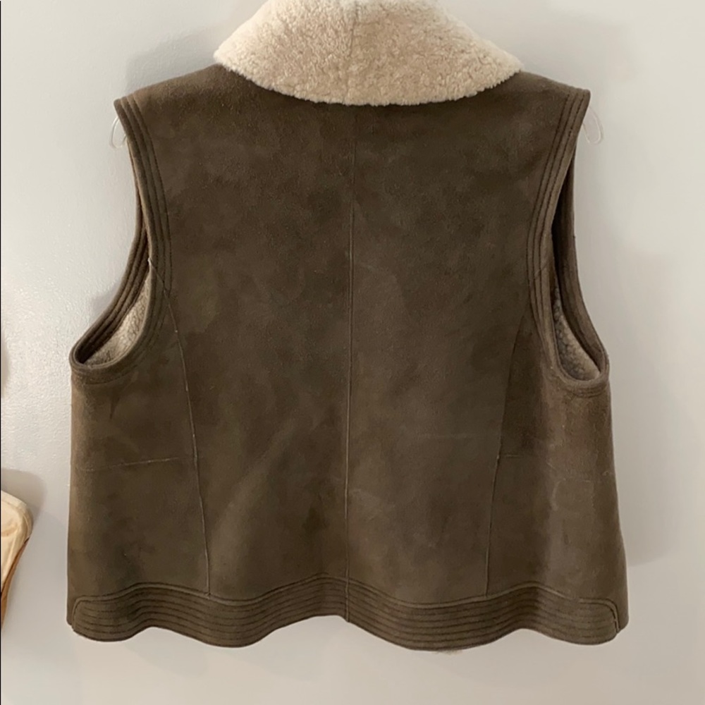 VINCE Genuine Lamb Shearling Vest - Picture 10 of 11